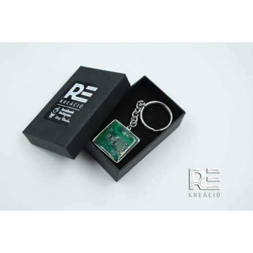 KIFUTÓ termék! Acél négyzet kulcstartó - zöld