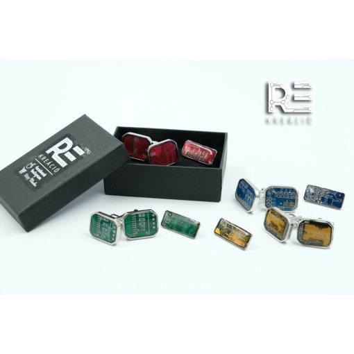 Díjnyertes mandzsetta és kitűző alaplapból - díszdobozban