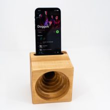 Hangfal hulladék fából, újrahasznosítva