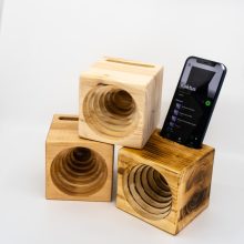 Hangfal hulladék fából, újrahasznosítva
