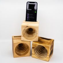 Hangfal hulladék fából, újrahasznosítva