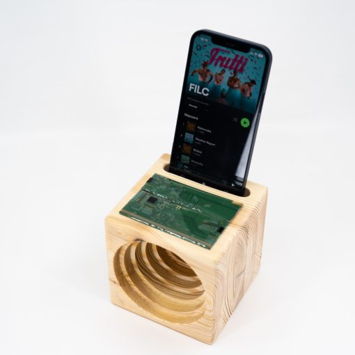 Hangfal hulladékokból- fából és nyomtatott áramkörből